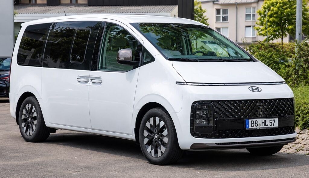 Hyundai Staria 7-seat family van for Umrah taxi rides, Holy Transport